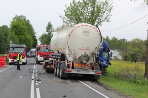 Widok na rozbity samochód ciężarowy