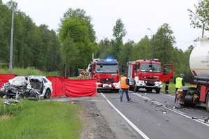 Widok na miejsce wypadku i rozbite dwa samochody