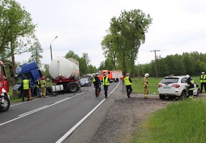 Widok na miejsce wypadku i rozbite dwa samochody