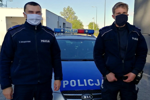 Dwóch policjantów pozuje do zdjęcia