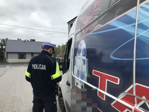 policjant kontroluje samochód