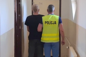 Policjant prowadzi zatrzymanego