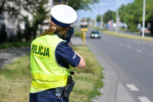 Policjant mierzy prędkość przy drodze