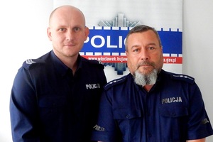 Policjanci pozują do zdjęcia