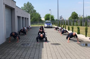 Policjanci podczas &quot;pompowania&quot;.