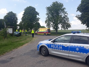 Policjanci pracujący na miejscu zdarzenia.