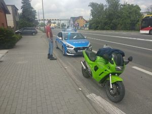 Policjanci kontrolują motocyklistów