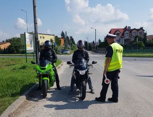 Policjanci kontrolują motocyklistów