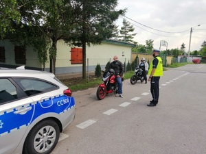 Policjanci kontrolują motocyklistów