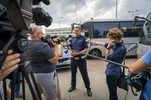 Policjant udziela wywiadu dziennikarzom