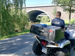 Policjant na quadzie monitoruje stan rzeki Zgłowiączka