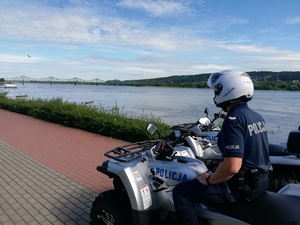 Policjant na quadzie monitoruje stan Wisły