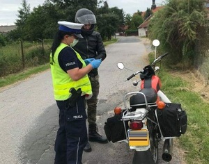 Policjantka kontroluje motocyklistę