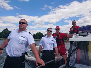 Wspólny patrol policjantów i ratowników na łodzi
