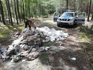 Strażniczka przegląda wyrzucone śmieci