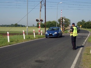 Strażnik monitoruje auta przejeżdżające przez przejazd