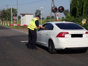 Strażnik oddaje dokumenty kierowcy volvo