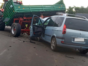 Peugeot, który wjechał w przyczepy