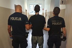 Zatrzymany do sprawy narkotykowej prowadzony korytarzem przez policjantów