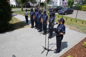 Policjanci w szyku.