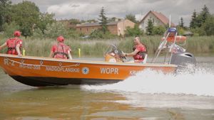 Motorówka WOPR na wodzie