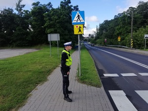 Policjant RD przy przejściu dla pieszych