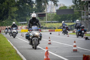 Policjanci trenują technikę jazdy na motocyklach