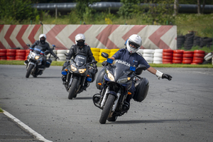 Policjanci trenują technikę jazdy na motocyklach