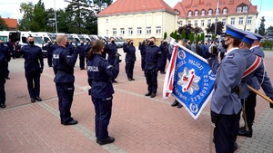 Policjanci ślubują na sztandar.