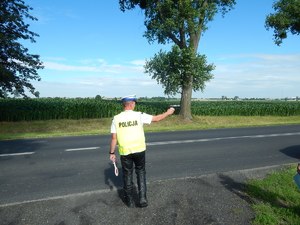 Policjant RD mierzy prędkość radarem