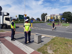 Policjanci RD prowadzą działania w pobliżu przejścia dla pieszych