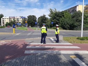 Policjanci RD monitorują ruch w pobliżu przejścia dla pieszych