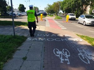 Droga rowerowa i policjant.