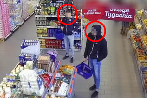 Widok z monitoringu na dwóch sprawców kradzieży sklepowej