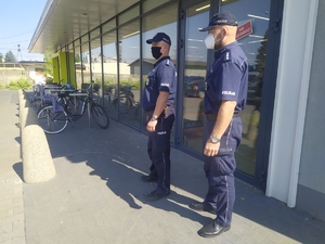 Patrol stoi przed sklepem