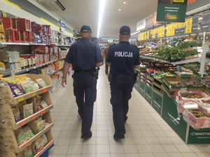 Patrol w sklepie kontroluje przestrzeganie obowiązujące obostrzenia