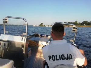 Policjant na łodzi patroluje akwen