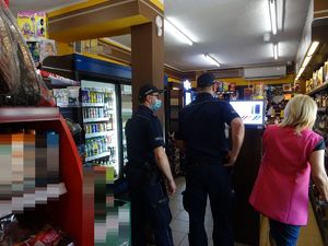 Policjanci na kontroli w sklepie