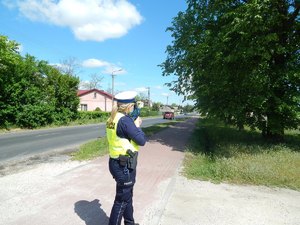 Policjantka mierzy prędkość nadjeżdżającego auta