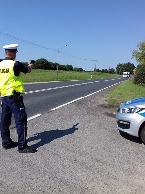 Policjant RD mierzy prędkość nadjeżdżającego TIR-a