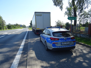 Policjant wykonuje kontrolę drogową