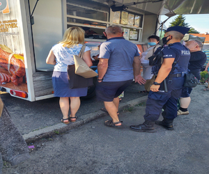 Policjanci kontrolują osoby na targowisku