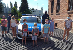 Policjanci pozuja do zdjęcia z dziećmi