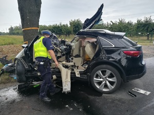 Policjant prowadzi oględziny miejsca zdarzenia