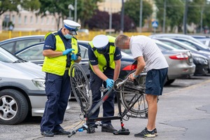 Policjanci kontrolują rowerzystę