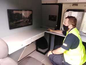 Policjant monitoruje toruńskie ulice
