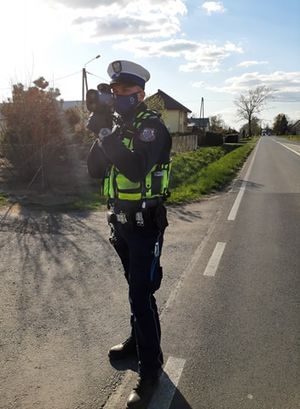 Policjant mierzy prędkość miernikiem