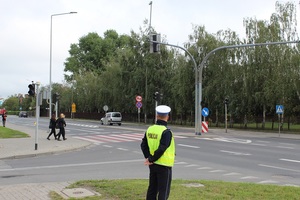 Policjanci kontrolują teren przy szkole