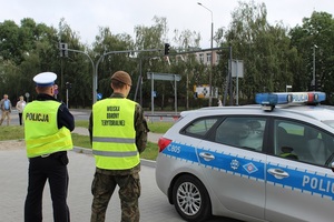 Policjanci kontrolują teren przy szkole