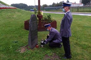 Policjanci oddają hołd przy pomniku